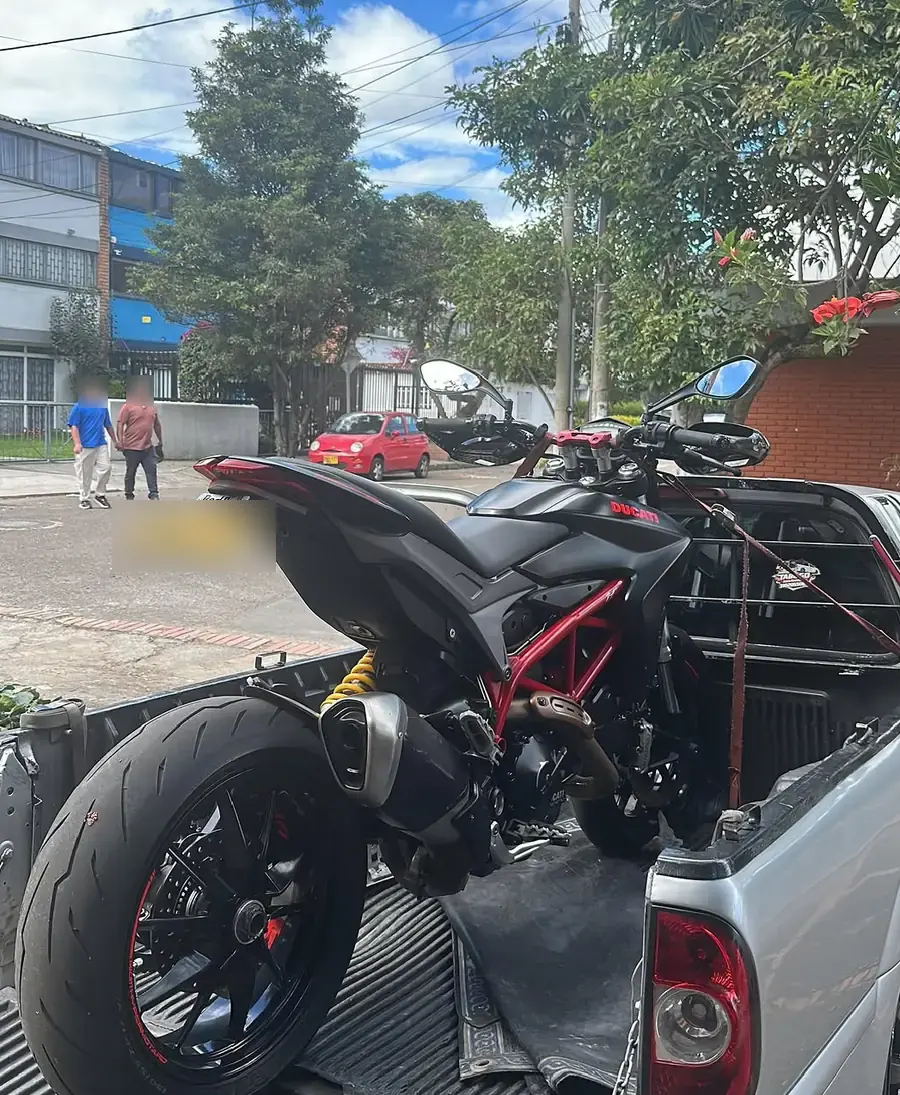 Ducati transportada en la Saveiro de Grúas Victorinox